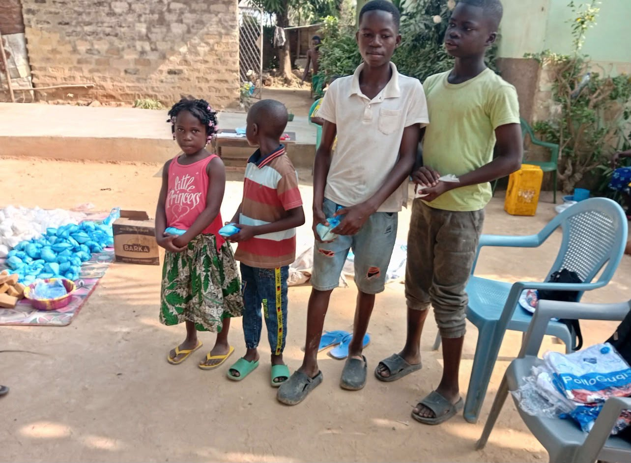 Enfants de l'Orphelinat Les Trois Soleils de Bangui recevant leurs kits alimentaires d'Akwaba Eden