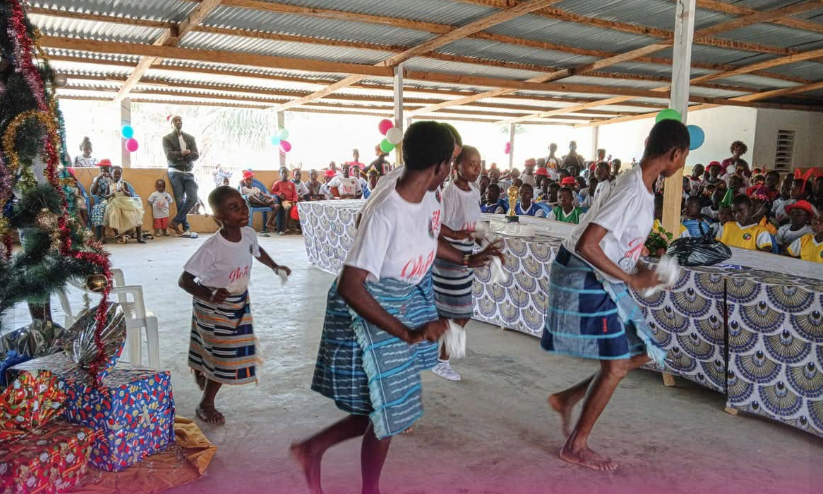 Enfants orphelins recevant des cadeaux de Noël dans la région de Danané, Côte d'Ivoire