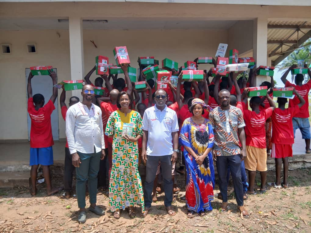 Remise de cadeaux aux mineurs du Centre d'observation de Bingerville par Akwaba Eden et l'ONG Vision d'Amour